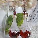 BO Marielle montées avec des pendants boules facettées en Verre de bohème, fleurs lucites Blanches, perles nacrées en Cristal de Swarovski, rocailles couleur Bordeaux  et crochets Argent 925/1000